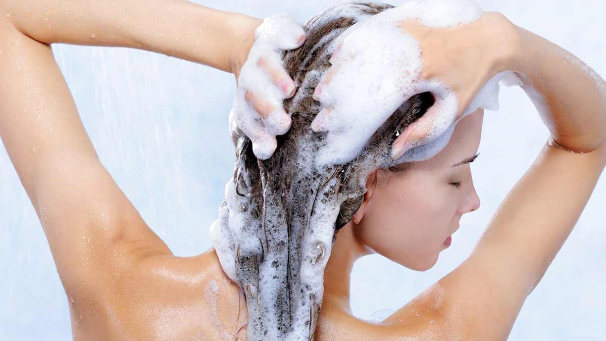 How To Choose The Right Shampoo For Your Oily Scalp?